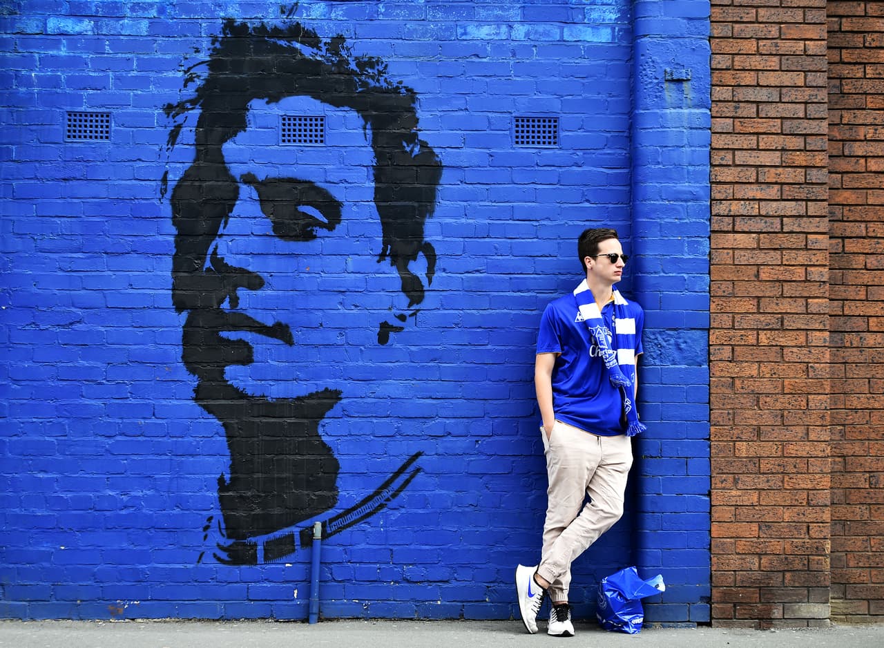Un fan afuera del estadio previo al partido.