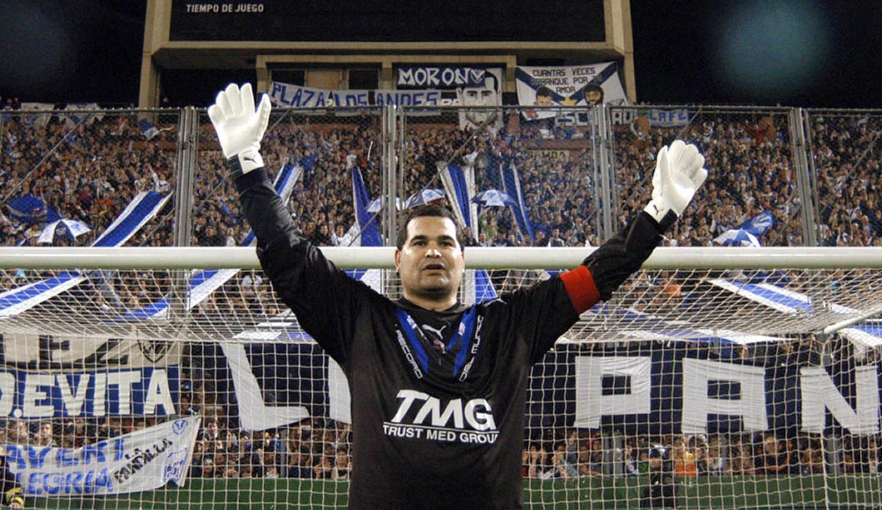 El paraguayo José Luis Chilavert fue superado con Ceni, pero en su carrera fue el más goleador con 64 tantos anotados, la gran mayoría en su paso por Velez Sarsfield de Argentina.