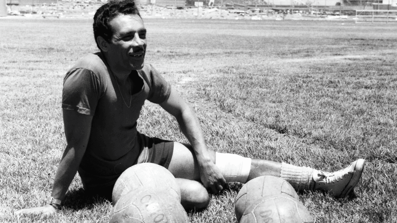 Su debut como futbolista profesional ocurrió con Necaxa cuando tenía tan solo 18 años.