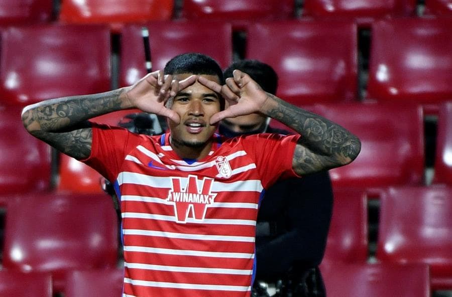 El Napoli no puede ante la escuadra española de Granada y pierde 0-2 en los dieciseisavos de la UEFA Europa League. Las anotaciones por parte de los rojiblancos fueron por parte de Yangel Herrera y Kenedi, uno tras otro. El mexicano Hirving Lozano no tuvo participación por lesión.