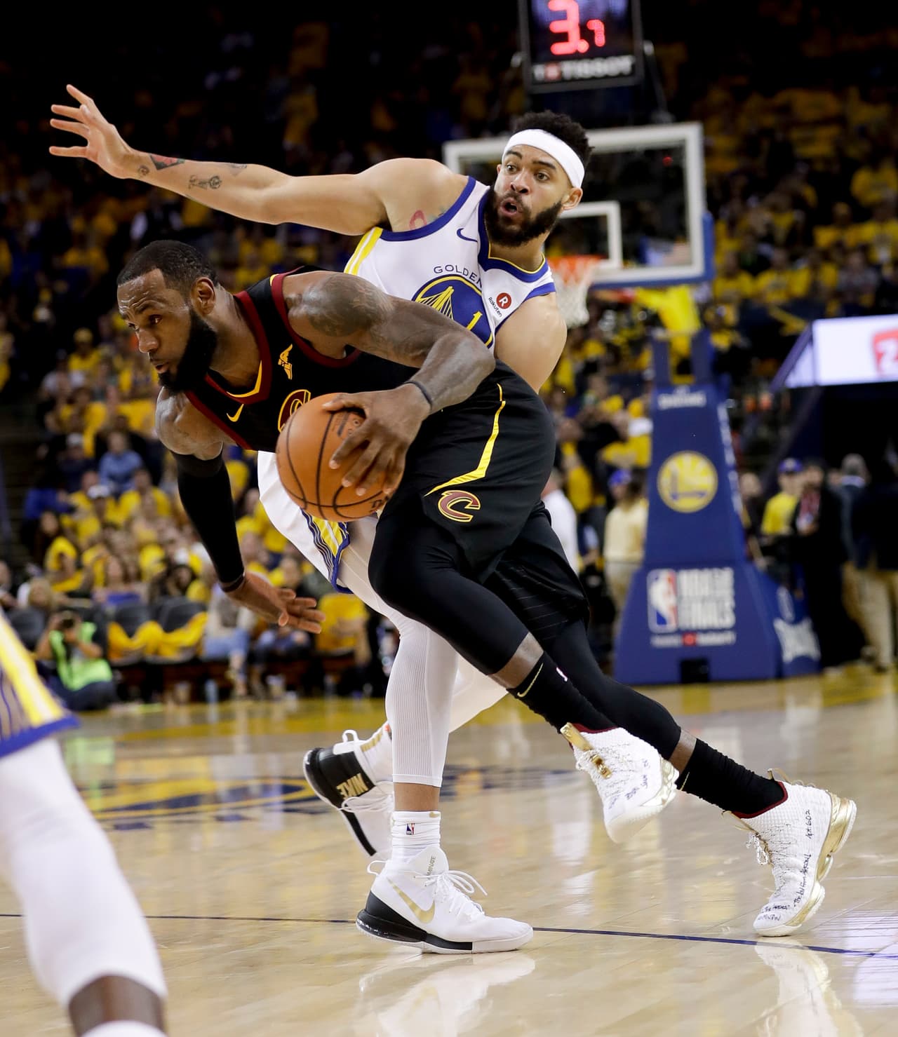 Parecía que el partido ya era de los Warriors, sin embargo LeBron tenía algo más para dar. Cargando a los Cavs a su espalda, llevó el juego a un empate 102-102 que mantuvo la emoción hasta el último segundo.