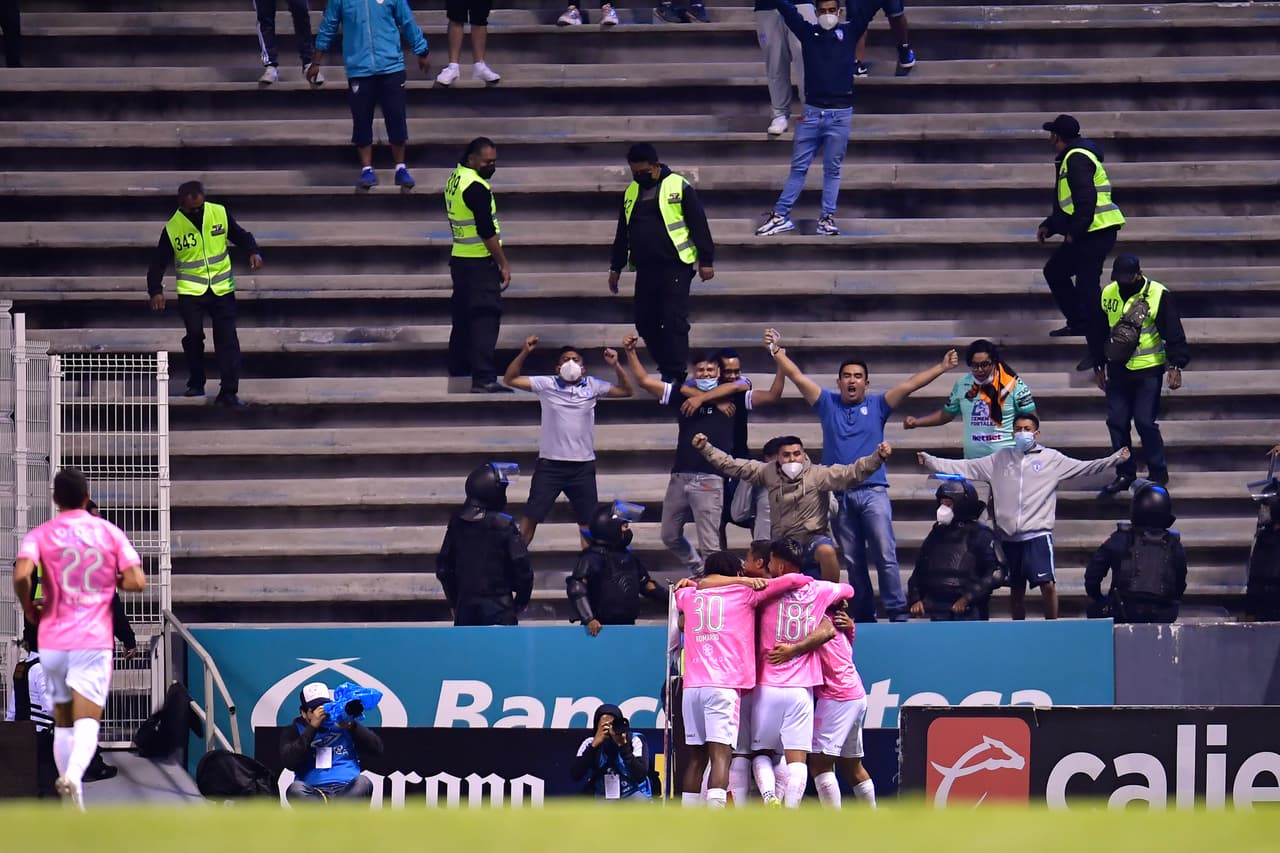 Erick Sánchez se avivó en el rebote del potente disparo y remato de cabeza para el 1-2.