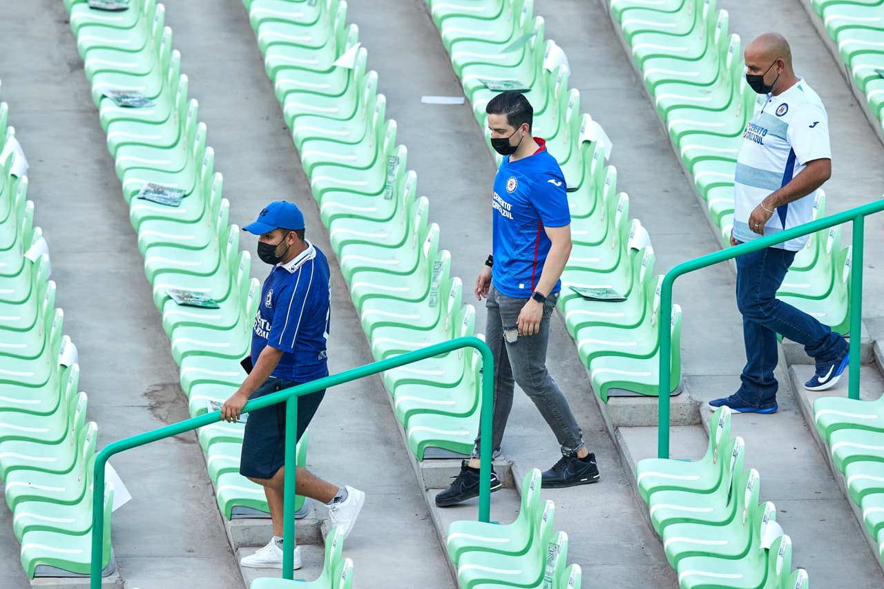 Con las respectivas medidas de salubridad, los aficionados toman lugar para disfrutar de los primeros 90 minutos de la final del futbol mexicano.