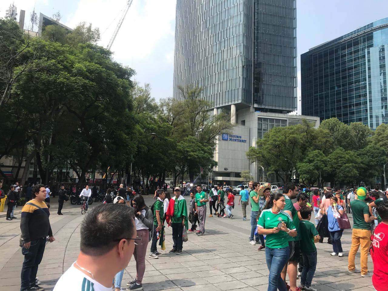 El escenario se fue llenando, dispuesto a generar toda una energía positiva.