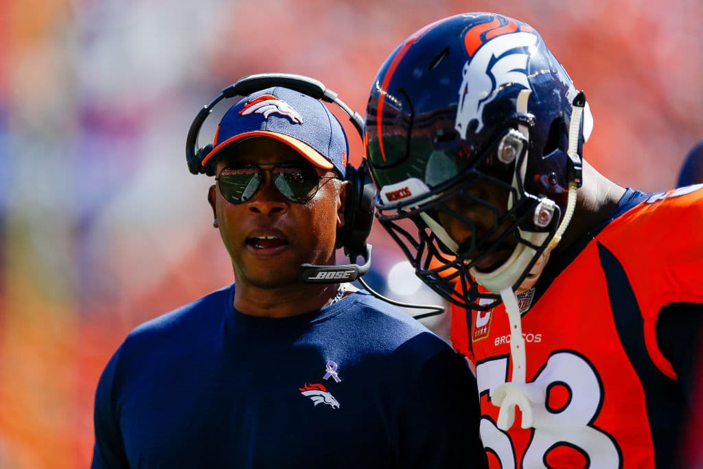 Empezaba a respirarse la preocupación por parte de Vance Joseph (izq) entrenador principal de los Broncos porque el partido empezaba a perfilarse como una posible derrota.