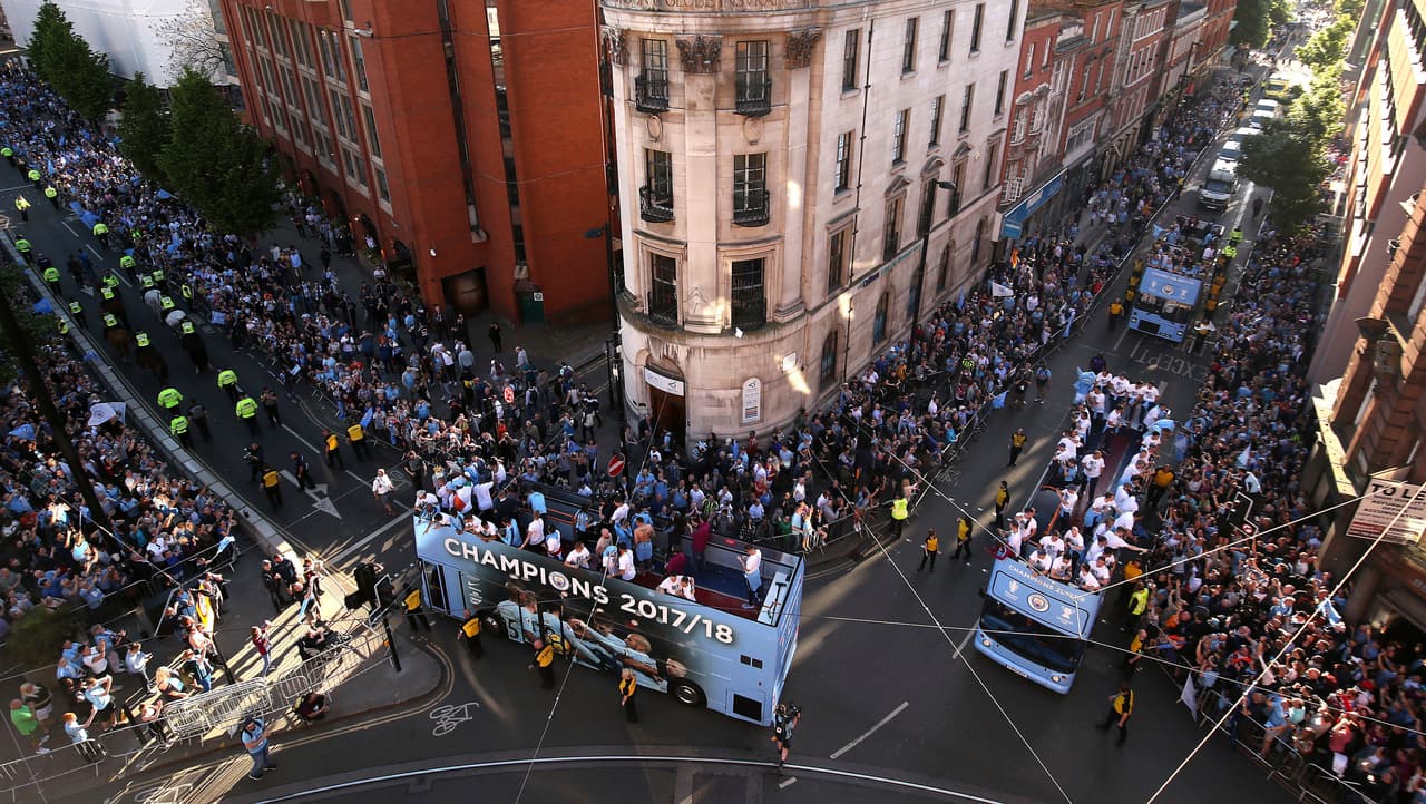 Los fanáticos de Manchester City inundaron la ciudad para festejar con los jugadores del equipo el título obtenido en Premier League, en medio del colorido y euforia de hinchas de todas las edades.