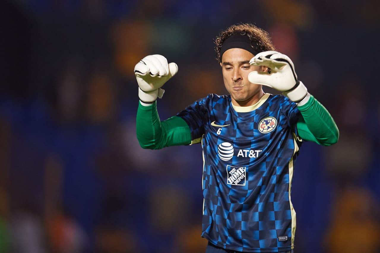 Entre risas, saludos, emoción y un gran escenario, así volvió a portar la casaca de las Águilas el portero mexicano.