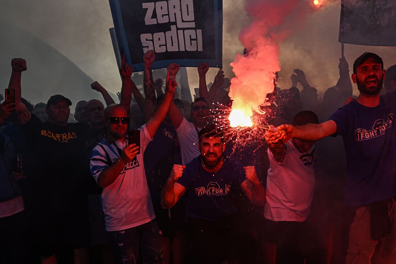 El show previo al inicio de la Final de la UEFA Champions League fue espectacular, la afición también da color al encuentro en Estambul.