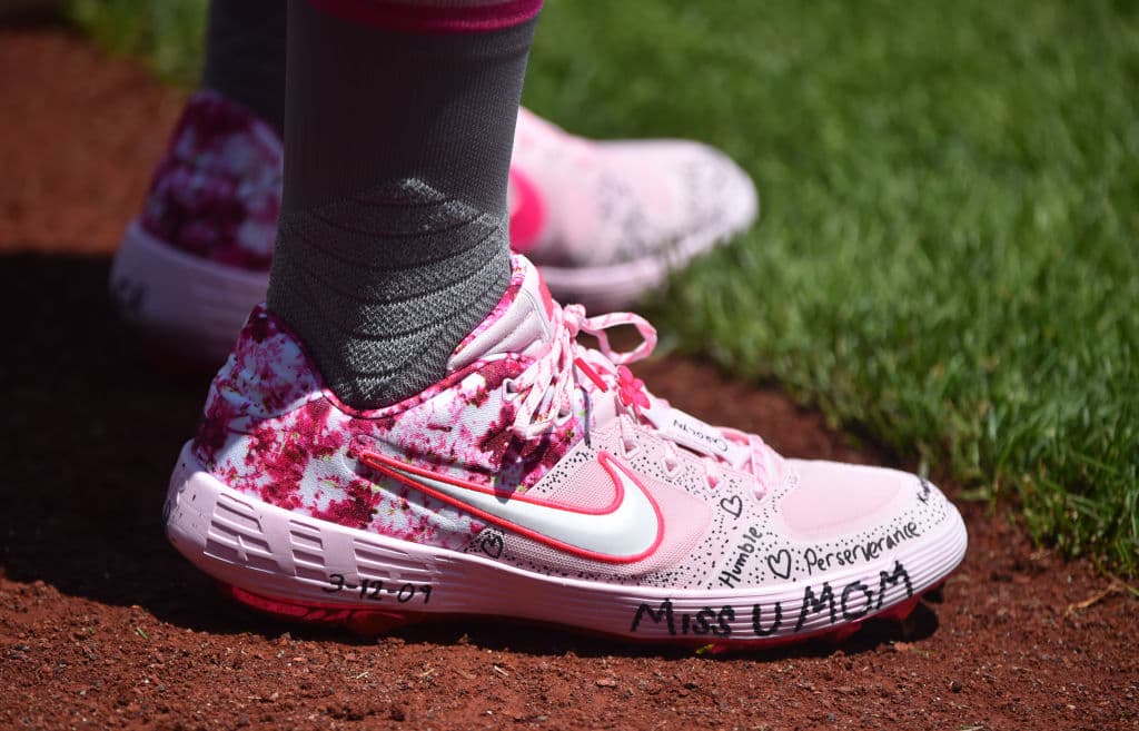 Con mensajes en el rostro, en los zapatos, con guenteletas, muñequeras, guantes, bates y detalles en las bases y otras señales, los peloteros en las Ligas Mayores celebraron el Día de las Madres tiñendo los diamantes de Major League Baseball de rosa.Desgraciadamente algunos ya no tienen a su lado a sus mamás. El caso del pelotero de los Philadelphia Phillies Rhys Hoskins, quien le dedica un mensaje en su calzado a la suya, echándola de menos.