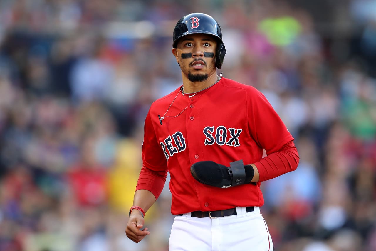 Mookie Betts pacta contrato millonario con Boston
