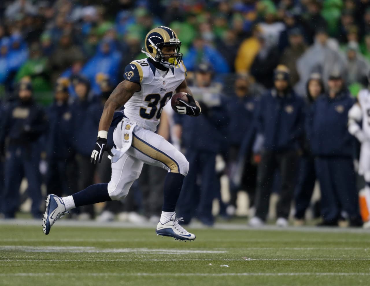 22 / TODD GURLEY - RB - LOS ANGELES RAMS - Espectacular temporada como novato con el equipo que jugó su última temporada en St. Louis. Tuvo 229 acarreos para 1,106 yardas, promedio sensacional de 4.8 yardas por carrera con 10 touchdowns. Todo lo consiguió en 12 partidos. Debuta en el Top 100.