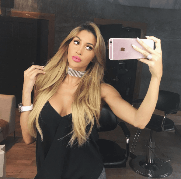 Ella es Claudia Sampedro, una espectacular cubana con quien Julius Peppers sostiene uan relación que ha dado fruto a dos hijos. En el medio del modelaje de los Estados Unidos, Claudia es conocia como la 'Kim Kardashian cubana' por su evidente parecido físico.