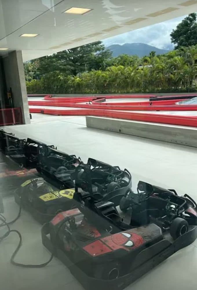 Tras su regreso a Brasil para jugar con Santos, Neymar ha demostrado su amor por las propiedades de lujo, pues presume un imperio inmobiliario en todo el país. Su más reciente adquisición tiene un lago artificial que ya le costó una multa millonaria.