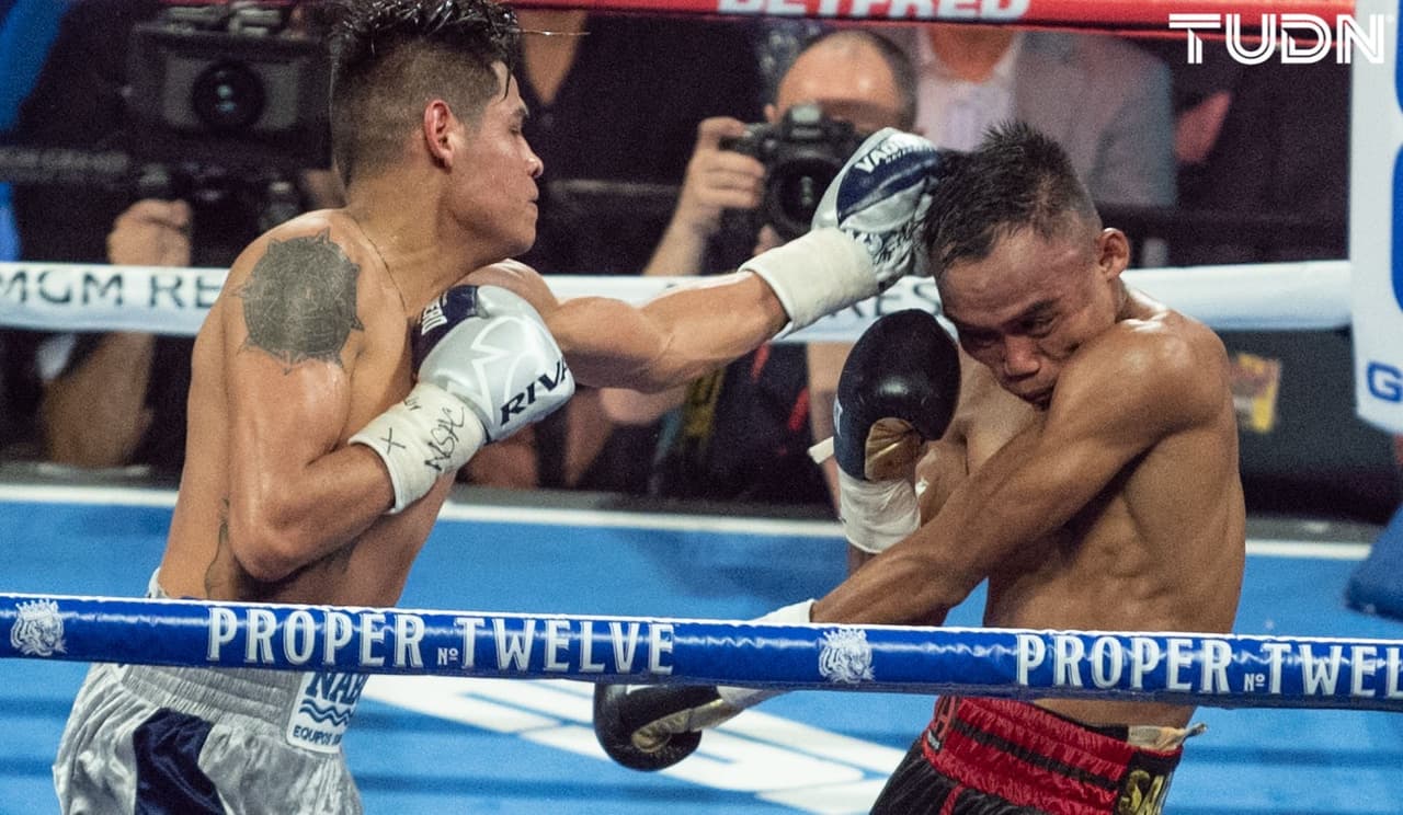 El 'Vaquero' Navarrete detuvo por nocaut técnico al filipino Jeo Tupas Santisima en 11 rounds.