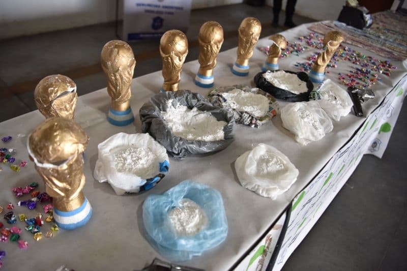 Policía Argentina encontró cocaína en réplicas falsas del trofeo del mundial