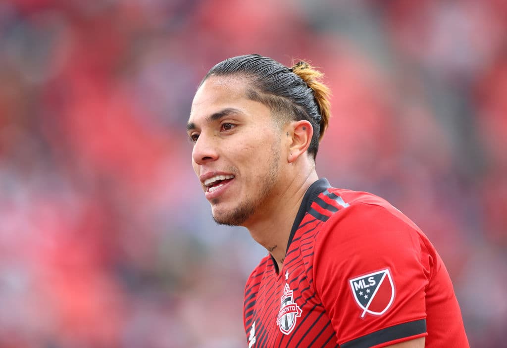 Multan y castigan a Carlos Salcedo por jugada brusca