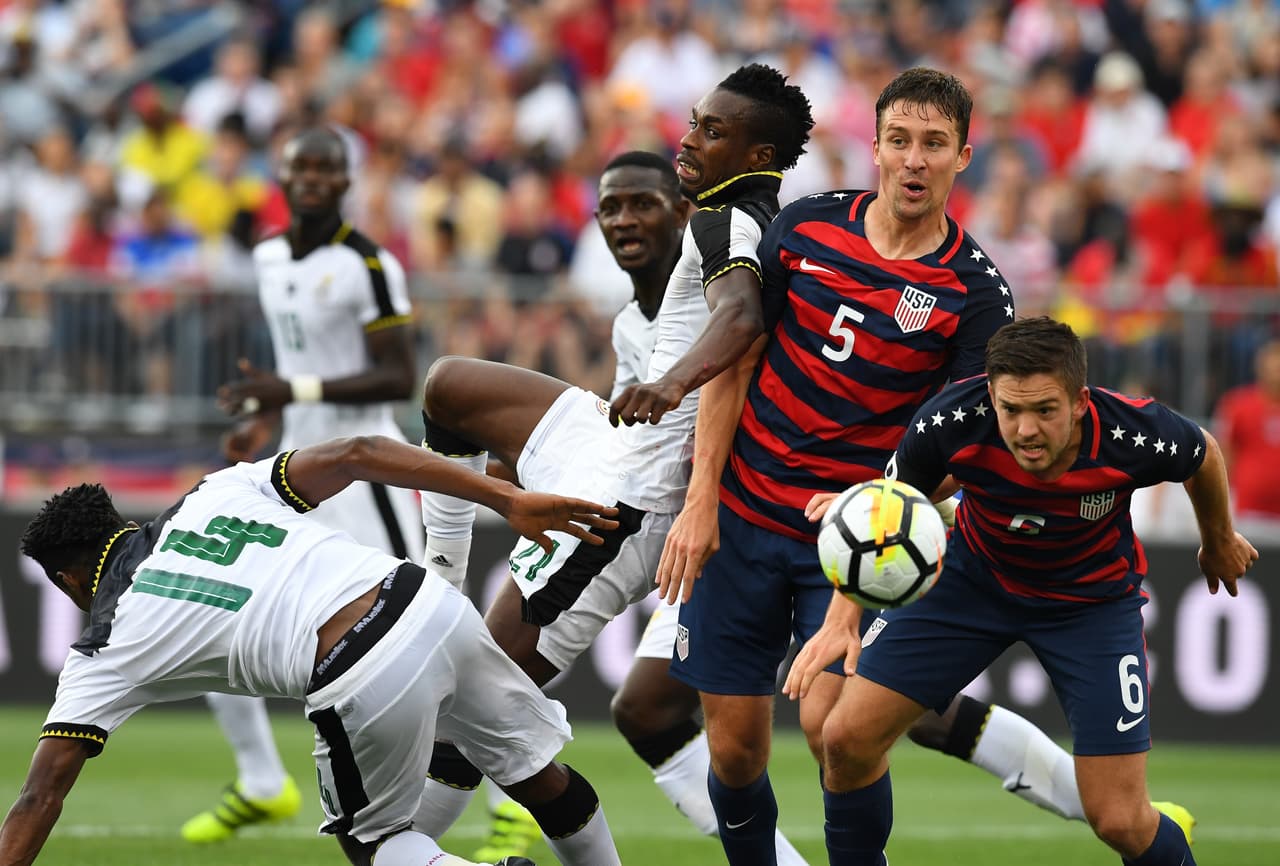 Matt Besler y Kelyn Rowe tuvieron una tarde de bastante trabajo.