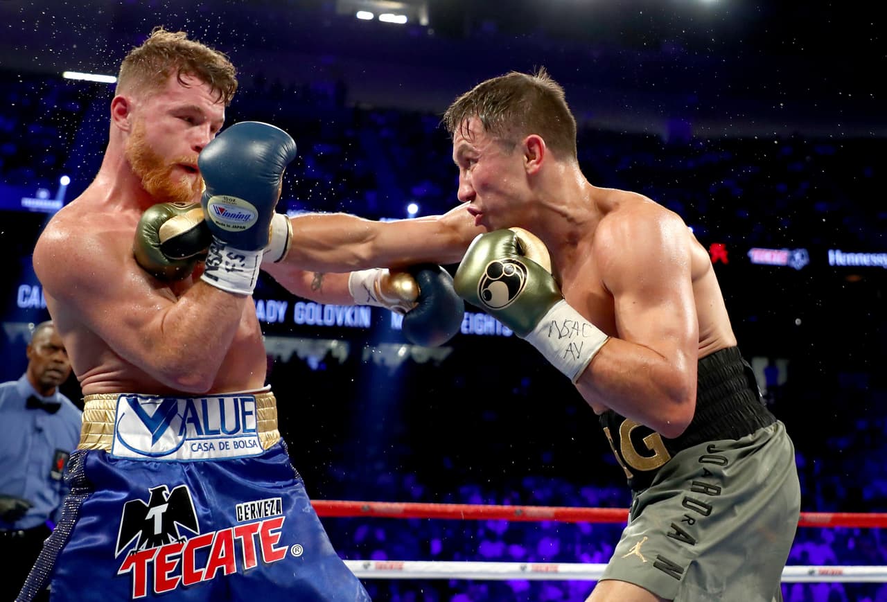 No fue sino hasta el quinto asalto cuando Golovkin empezó a horadar la defensa y la sólida guardia del mexicano. El kazajo buscaba el mentón del pelirrojo, como se ve aquí.