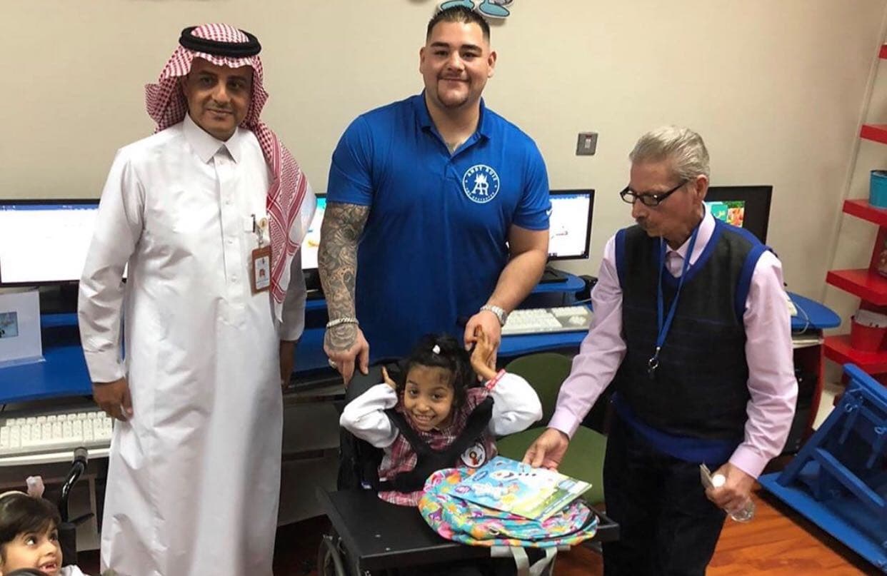 El boxeador mexicano, Andy Ruiz, visitó una asociación de niños con discapacidad con quienes convivió y dio algunos obsequios.