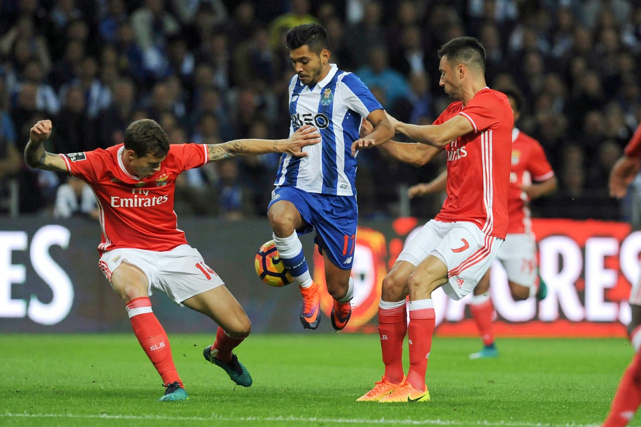 En la temporada 2016/17 se volvieron a ver y en el primero juego, el 6 de noviembre, el 'Tecatito' se reportó con una asistencia para el gol de Diogo Jota en el juego que finalizó 1-1. El primero de abril el resultad se repitió pero en el campo de las Águilas.