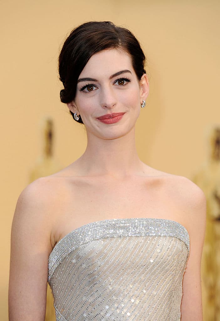 Cabe mencionar que no es la primera vez que Anne Hathaway encarna a elegantes criminales.