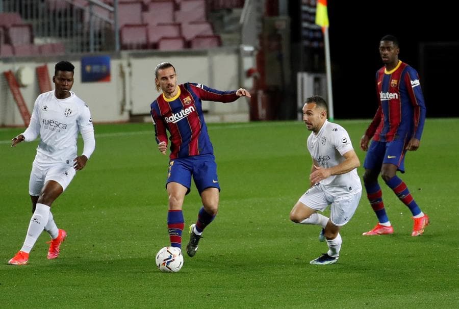 Barcelona se impone en casa ante el Huesca 4-1. Los goles corrieron a cargo de Lionel Messi (13' y 90'), Antoine Griezmann (35') y Oscar Mingueza (53'). Por parte de la visita, el gol fue de Rafa Mir al 49'. La 'Pulga' sumó su partido número 767 con el equipo culé e iguala el número de Xavi.