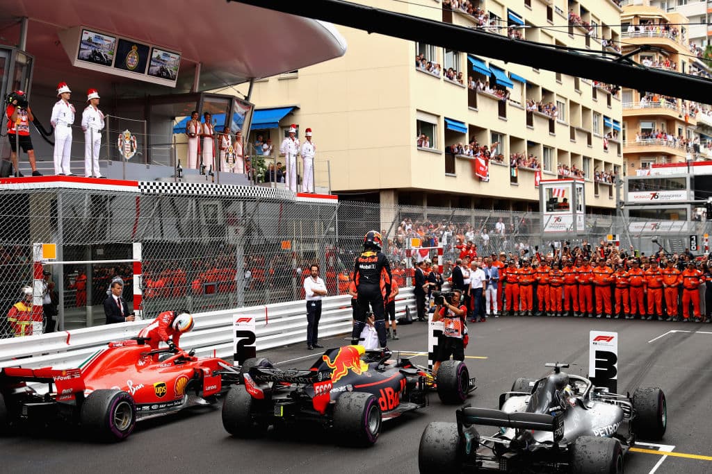 En la zona de los ganadores, al centro y parado en su bólido, Ricciardo se alista a recibir el trofeo y con ello sus esperanzas de pelearle a Hamilton y a Vettel en esta temporada se incrementan.