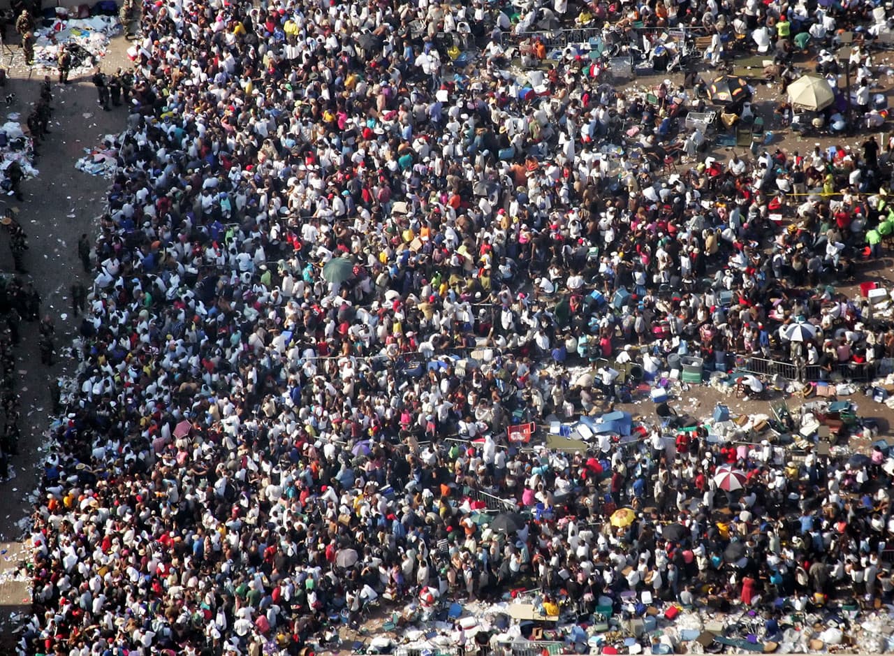 <b>Evacuación</b>
<br>Miles esperan a ser evacuados del Superdome, el viernes 2 de septiembre de 2005 en la ciudad de Nueva Orleans.
