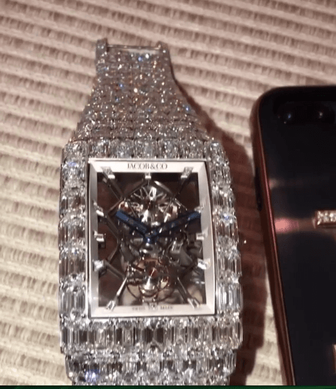 Vale la pena aclarar que Mayweather compartió su reloj en las redes sociales el pasado 27 de junio, antes de que se conociera el reloj de Cristiano Ronaldo.