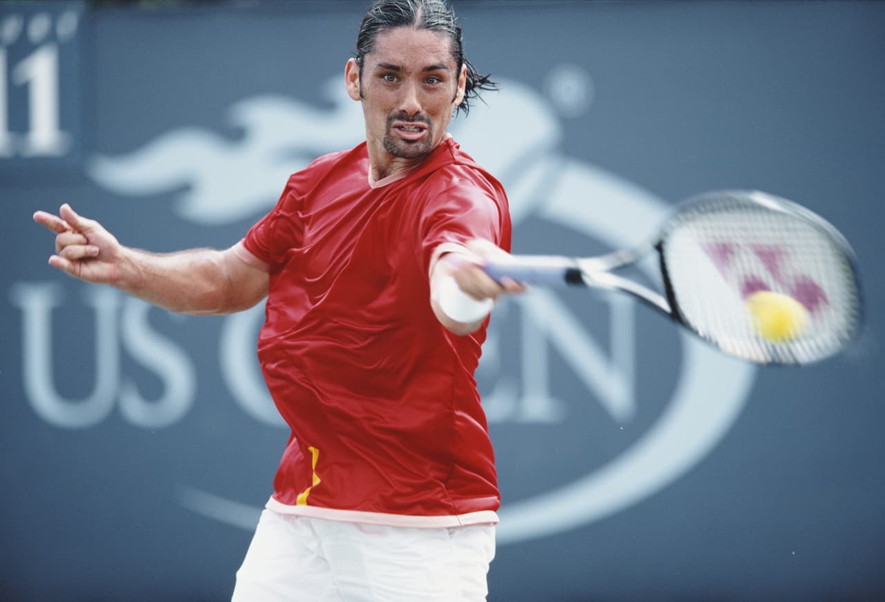 Marcelo Ríos nació en Chile el 26 de diciembre de 1975. Comenzó a entrenar a los 13 años en su ciudad natal. En 1994 participó en el Roland Garros donde, con tan sólo 18 años de edad compitió con Pete Sampras.