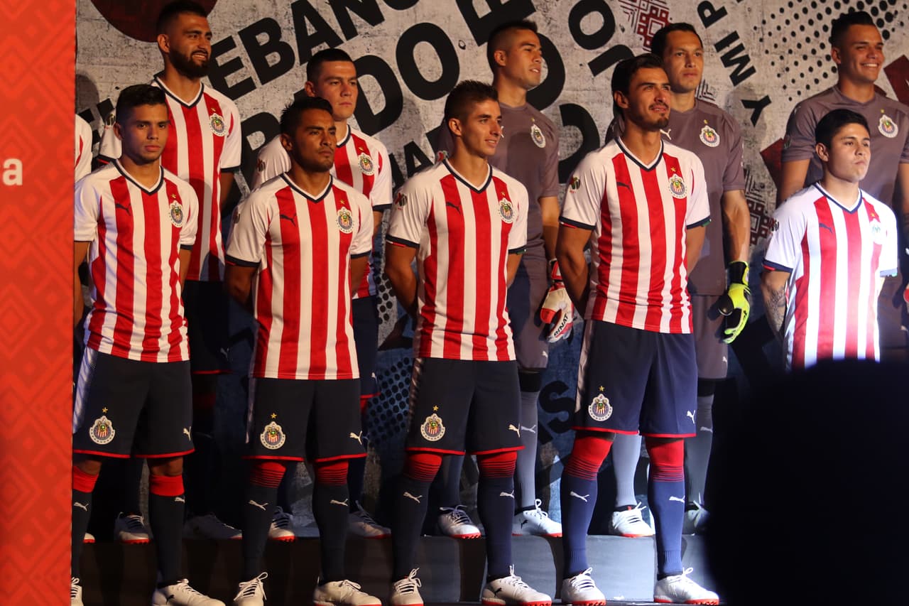 El short es azul marino con una franja blanca difuminada en los costados y una línea roja en la parte baja que se combina con las calcetas en su mayoría azul marino y con franjas rojas en la parte más alta.