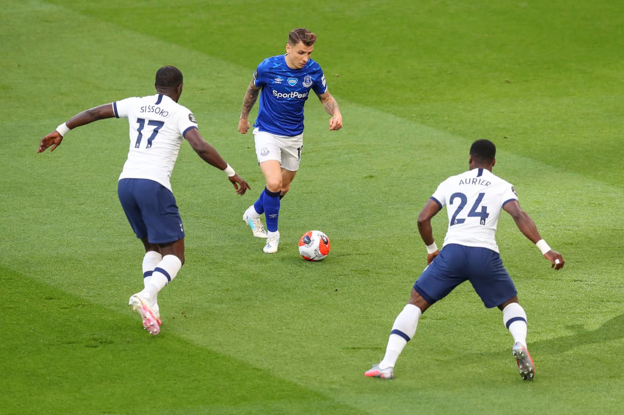 Los jugadores del Tottenham le hacen el 2-1 a Lucas Digne y le roban el balón fácilmente.