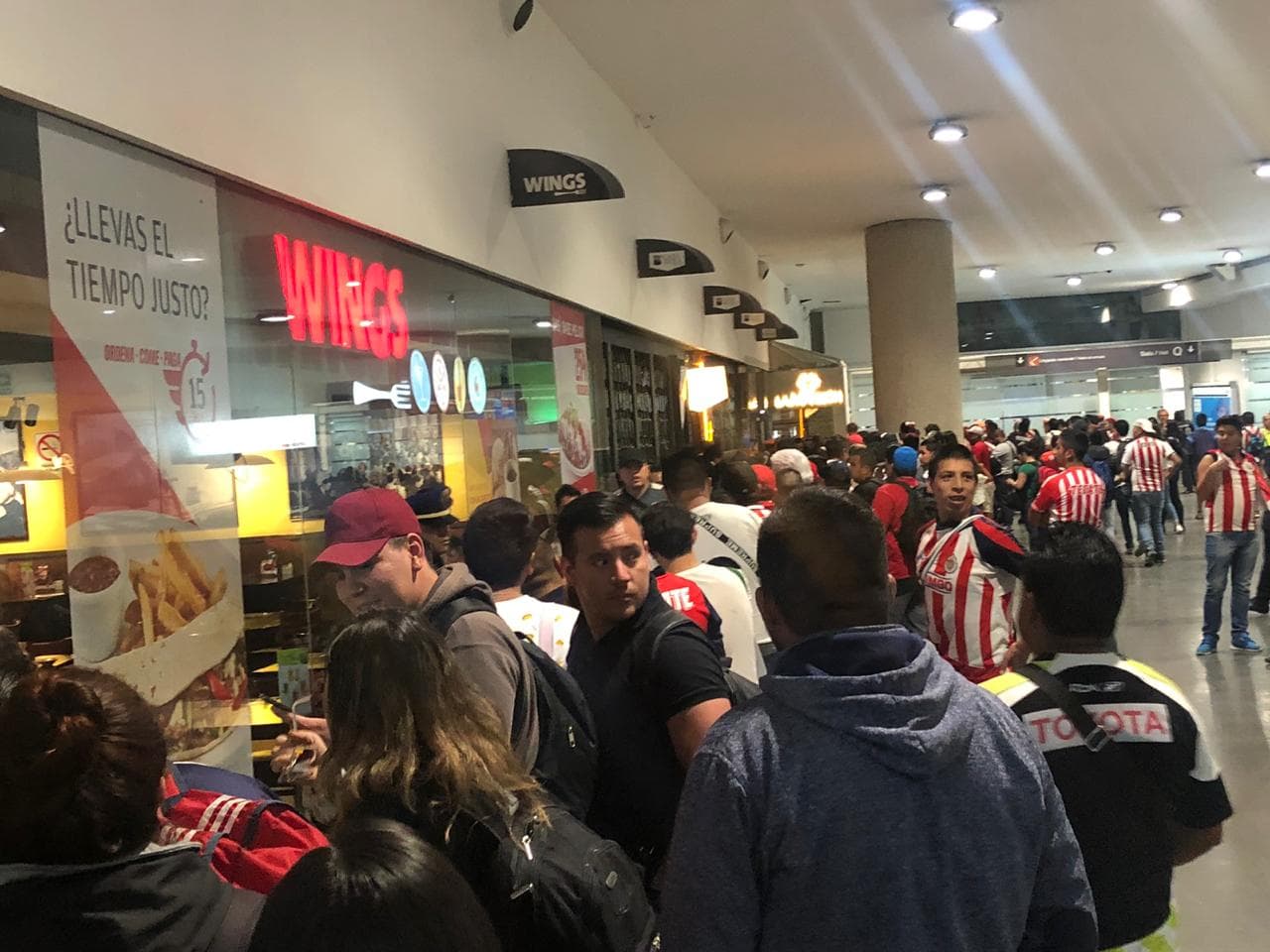 Así se vivió la llegada de los jugadores de las Chivas del Guadalajara a la Ciudad de México por parte de un numeroso contingente que los recibió previo a la Semana de Súper Clásicos.