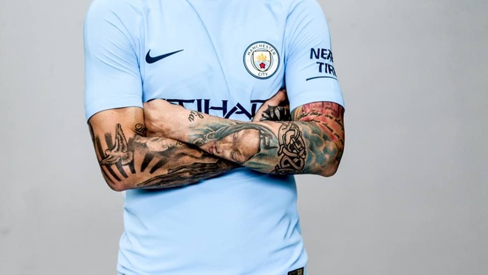 Con un diseño muy básico se vestirán los
<i>Citizens </i>en busca de conseguir los más grandes objetivos en la que será la segunda temporada de Pep Guardiola en el equipo.