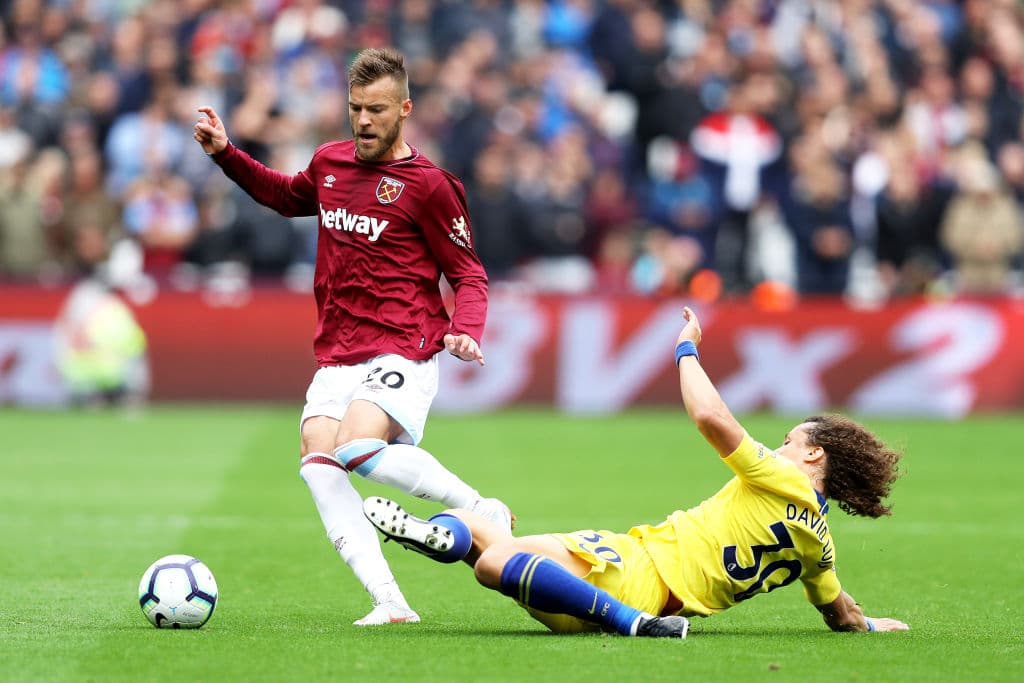 Javier Hernández volvió a estar ausente con West Ham, que igualó sin goles contra Chelsea en la Premier League y al que le cortó su racha de triunfos en el actual torneo.