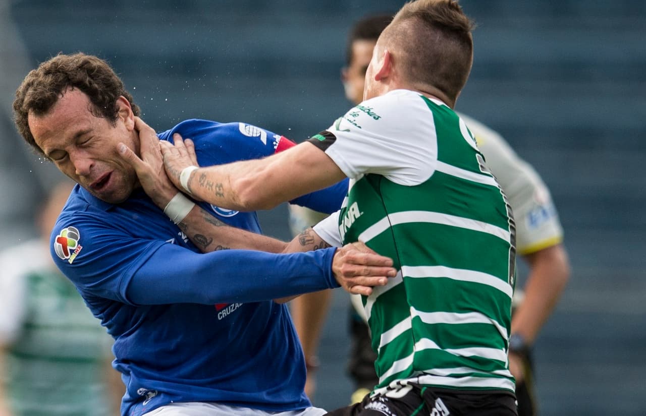 El golpe para Cruz Azul, que apena perdió tres partidos en la temporada, llegó en los cuartos de final de la Liguilla con la eliminación tras dos empates contra León, favorecido por el gol visitante.