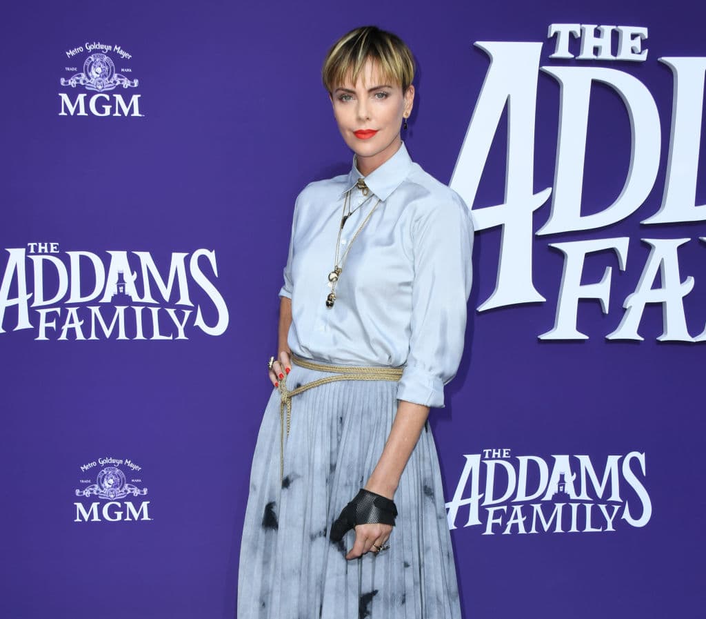 Charlize Theron prestó su voz a Morticia en la película animada “Addams Family” de 2019.