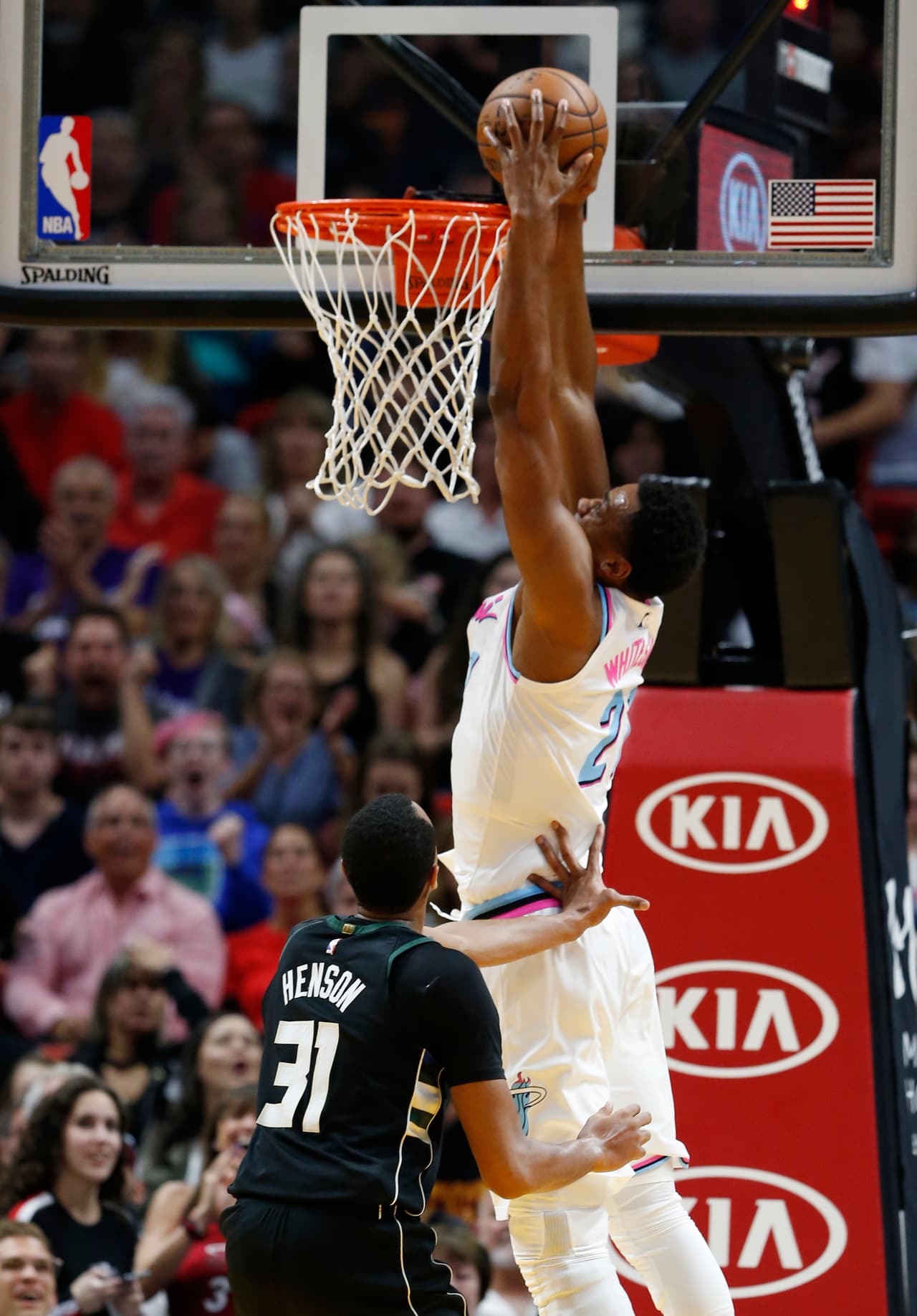 Johnson sumó 19 puntos y Whiteside añadió 12 puntos y 16 rebotes por Miami