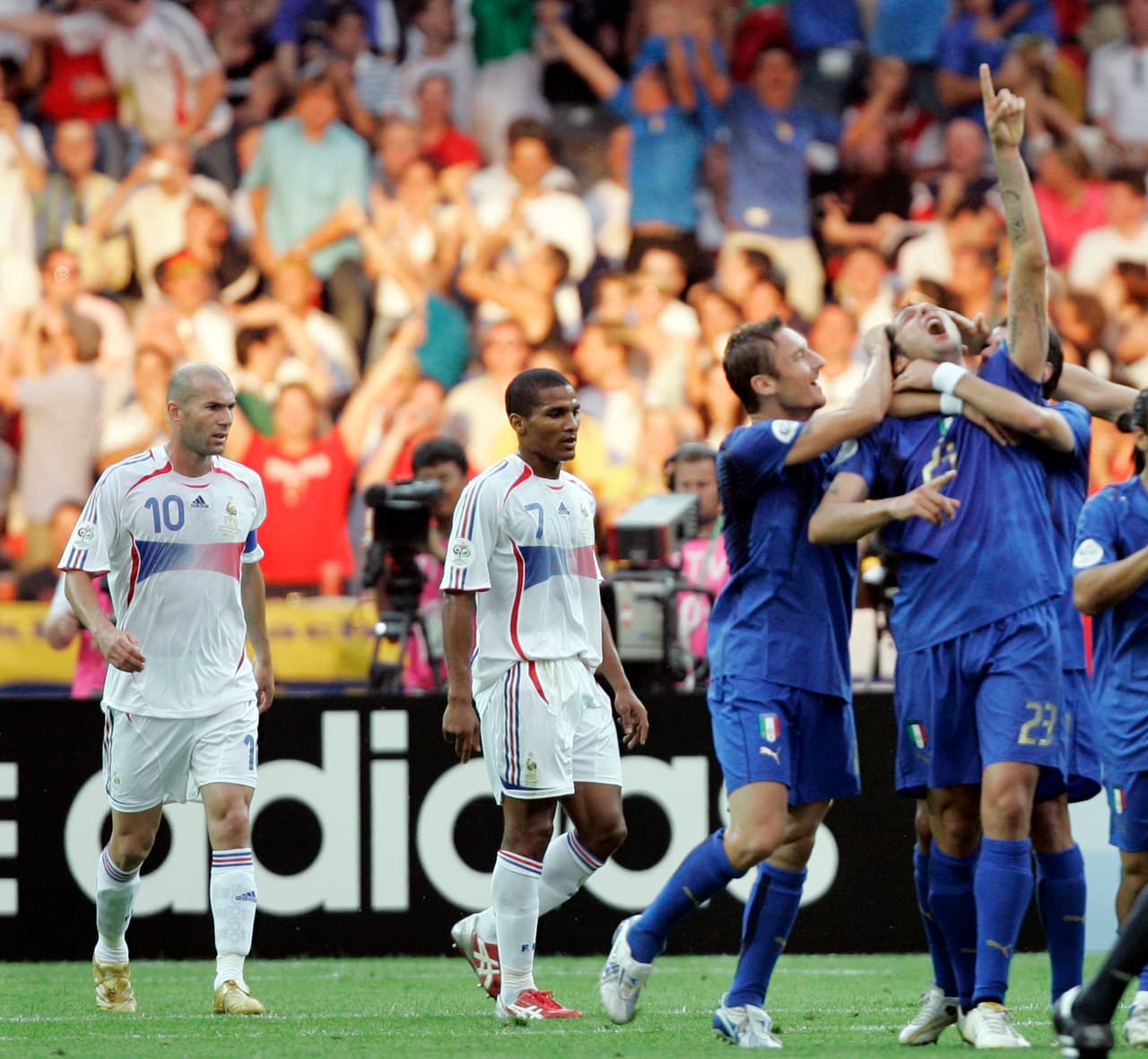 Sin embargo, el defensa Marco Materazzi cambió esa historia y empató el partido con un gol de cabeza. El sueño de Zidane se empañaba.
