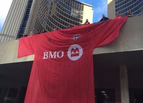 El alcalde de la ciudad colgó una enorme camiseta de Toronto FC en el ayuntamiento como apoyo al club