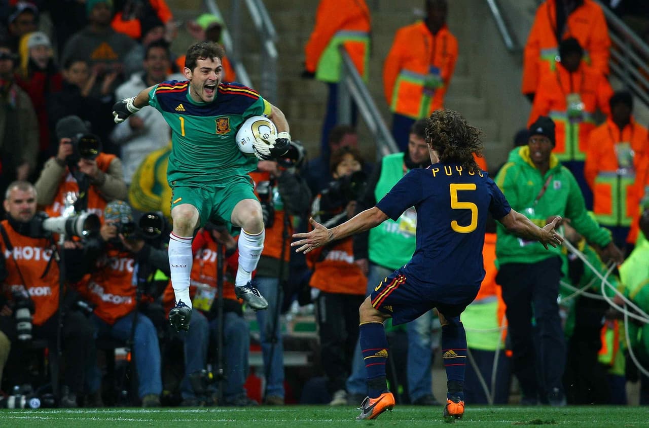 Enemigos con el Real Madrid y el Barcelona, Casillas y Puyol se fundieron en un abrazo inolvidable.