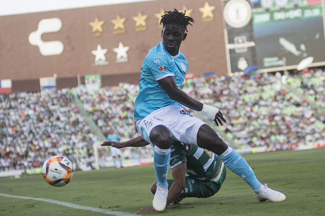 Apenas empezando el segundo tiempo el marfileño Ake Loba descontó para los Gallos Blancos, 2-1 el marcador.
