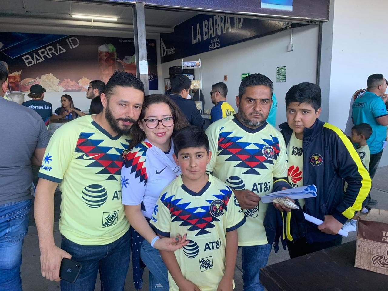 Una gran cantidad de aficionados azulcremas llegan a la Corregidora para el juego entre Querétaro y América.