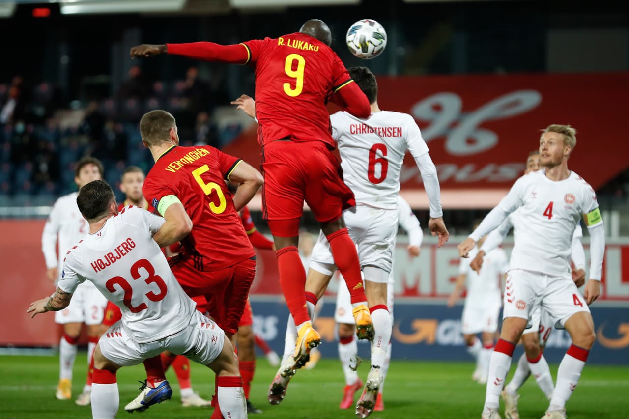 Bélgica derrota 4-2 a Dinamarca en encuentro muy emocionante y sigue en la lucha del título de la UEFA Nations League. Tielemans fue autor del primer gol, mientras que Romelu Lukaku se encargo de realizar un doblete y Kevin de Bruine anotó a los úlitmos minutos del encuentro. Courtois realizó autogol y Jonas Older Wind anotó el único gol para Dinamarca.