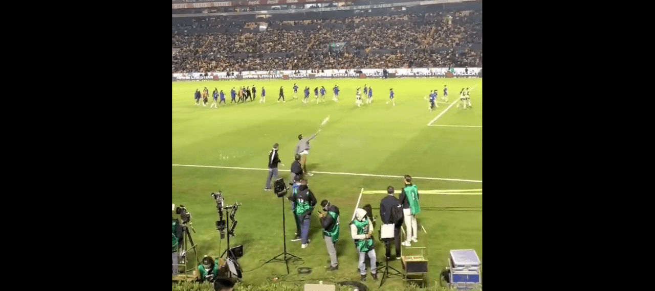 Nahuel avienta peluche a portera de Rayadas y protagoniza polémica