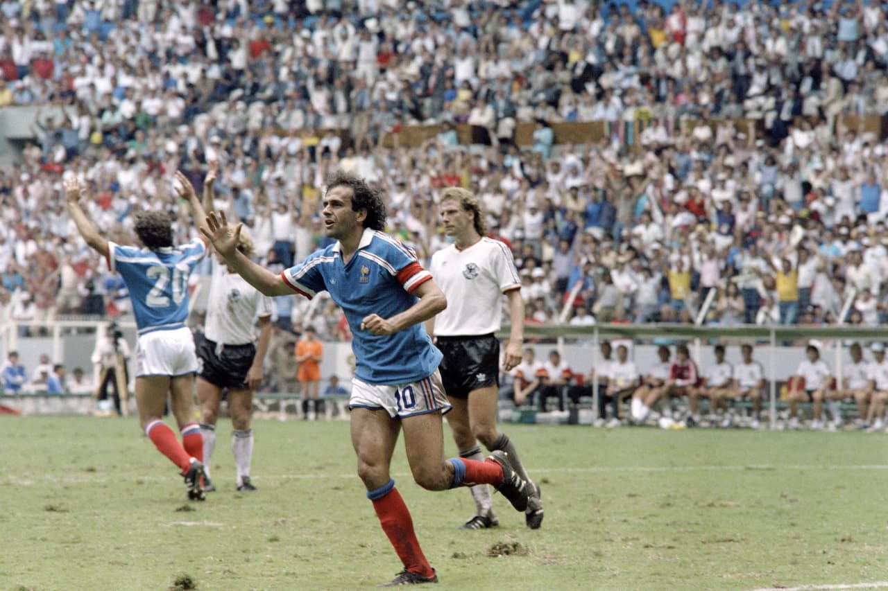 El francés Michel Platini fue un ejemplo de clase con el balón, con una técnica depurada que le dio el título de Europa en 1984. En Mundiales cayó con Alemania en dos semifinales.