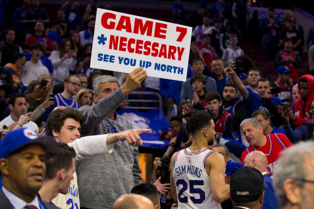 Los Philadelphia 76ers se negaron a ser eliminados en casa al vencer 112-101 a los Toronto Raptors en el Juego 6 de su serie de Playoffs de segunda ronda en la Conferencia del Este en la NBA y con esto forzaron al séptimo y definitivo encuentro, que habrá de jugarse el domingo próximo. Jimmy Butler anotó 25 puntos y Ben Simmons aportó 21 para que los Sixers alarguen la serie en Canadá.