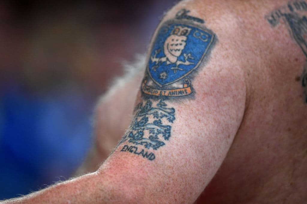 Un fanático inglés lleva al fútbol de su país en su cuerpo a través del escudo de esa federación.