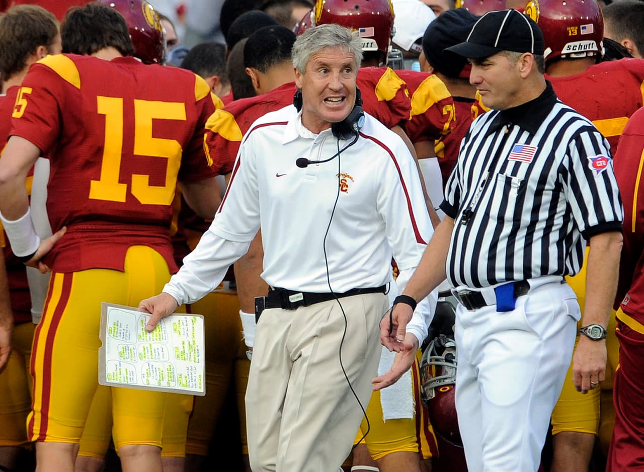 PETE CARROLL Es el único entrenador en jefe en playoffs divisionales 2015 que fue campeón como coach colegial y luego campeón de Super Bowl. En 2033 y 2004 fue monarca colegial con USC.