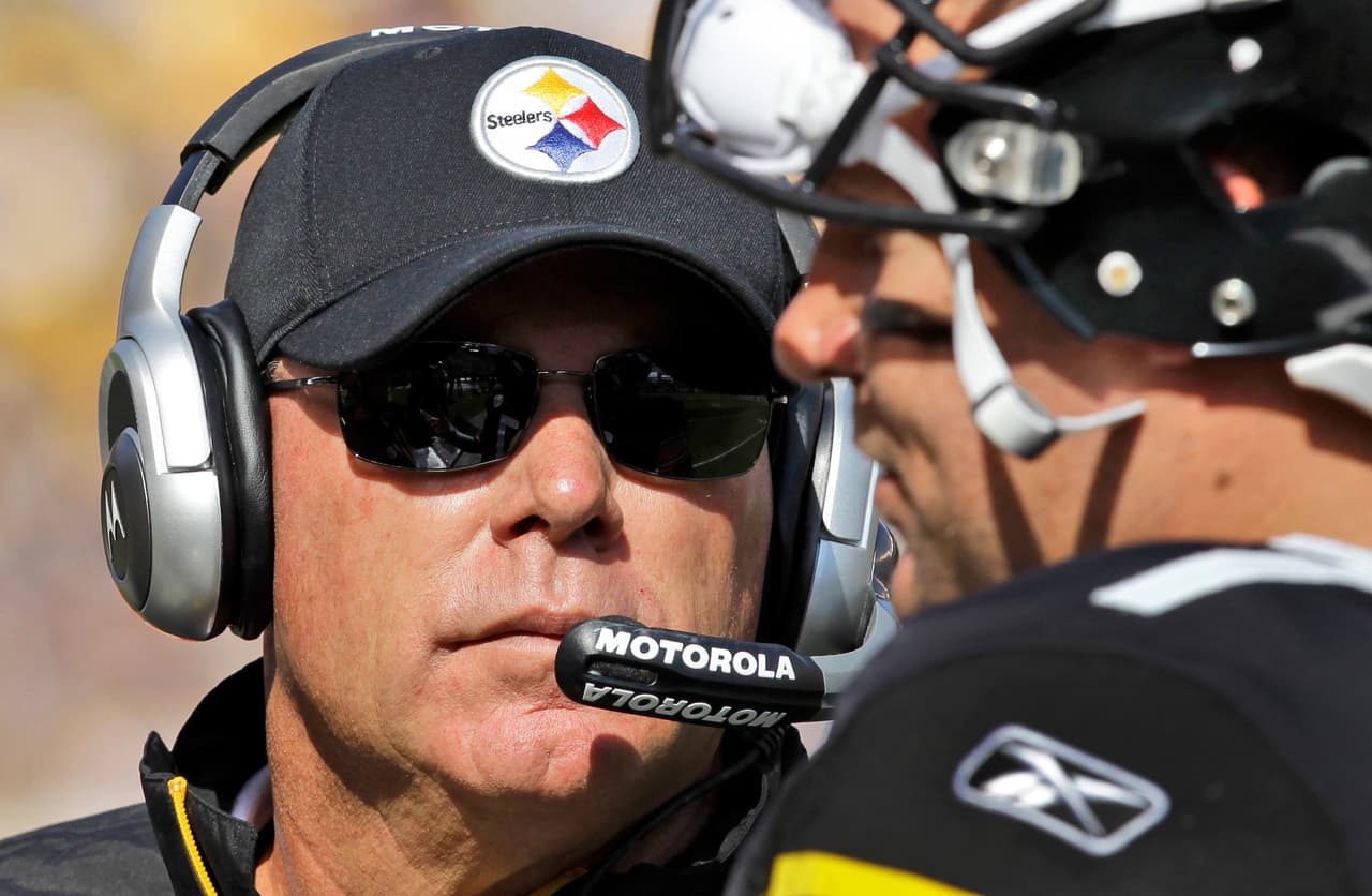 BRUCE ARIANS Campeón de los Super Bowls XL y XLIII como entrenador de receptores y coordinador ofensivo de los Pittsburgh Steelers.